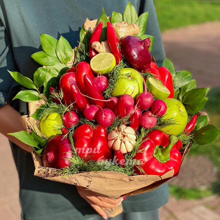 Букет овощной микс (в руках флориста)