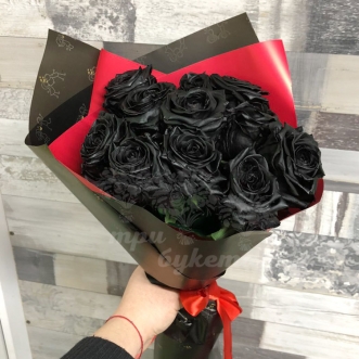 Букет из 11 черных роз в крафте
