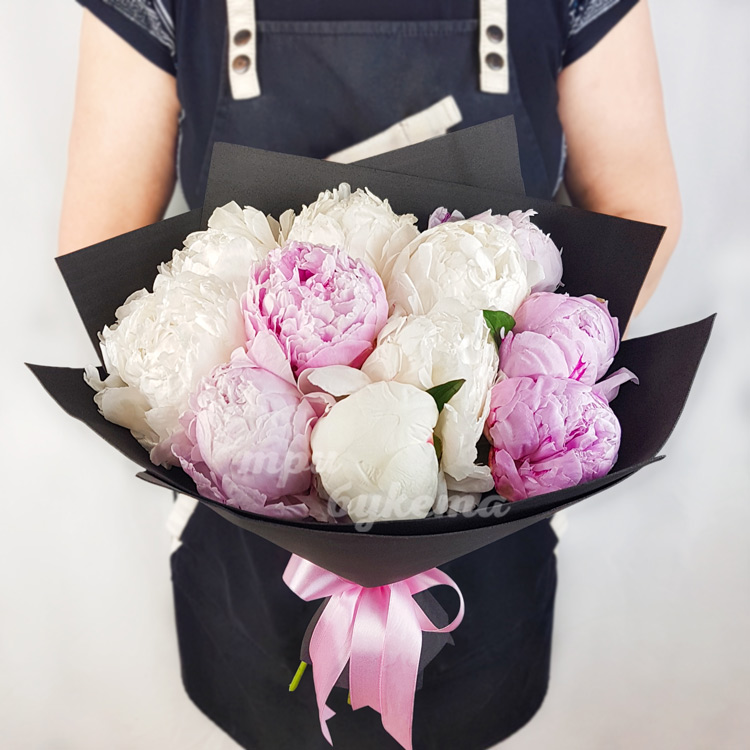 Букет из 11 пионов Сара Бернар в крафте