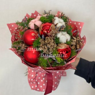 Букет новогодний из шишек и хлопка