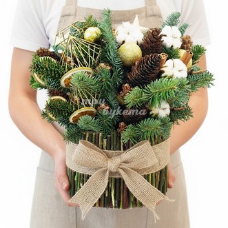 Новогодний букет из 7 шишек и хлопка