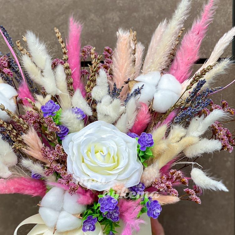 Лаванда и роза в шляпной коробке (крупный план)