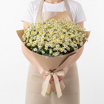 Букет из ромашек в крафте
