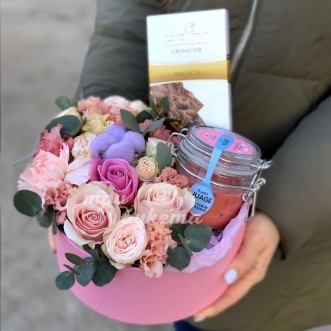 Цветы и сладости в коробке для мамы