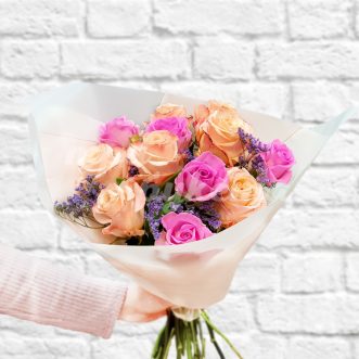 Букет розовых и персиковых роз