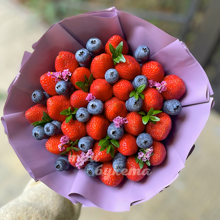 Букет из 23 ягод клубники (вид сверху)