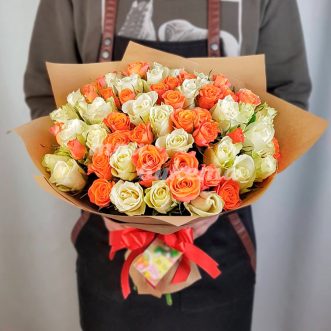 Оранжевые и белые розы в крафте