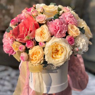 Амариллисы и гвоздики в коробке