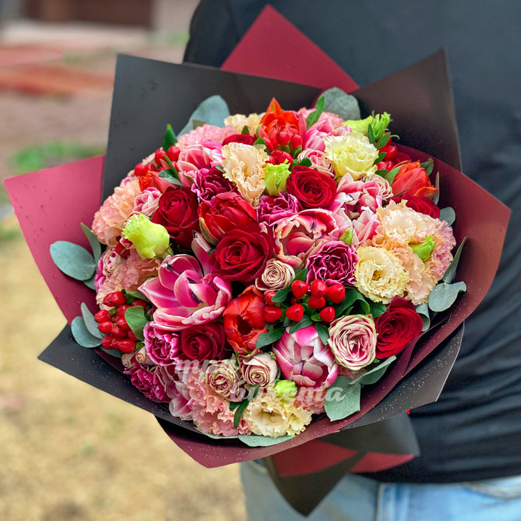 Букет «Красные и розовые цветы» (крупный план)