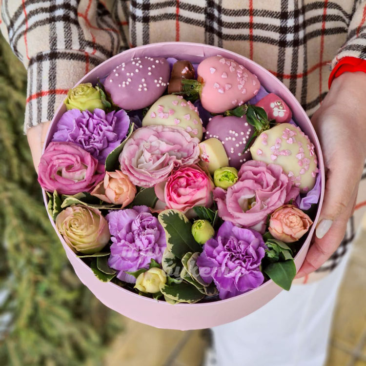 Комп. из 5 клубник в глазури с цветами