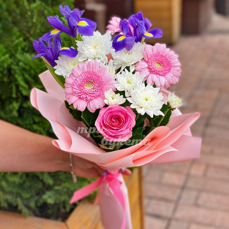 Букет из ирисов и розовых гербер