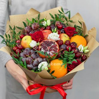 Букет из винограда, вишни и роз