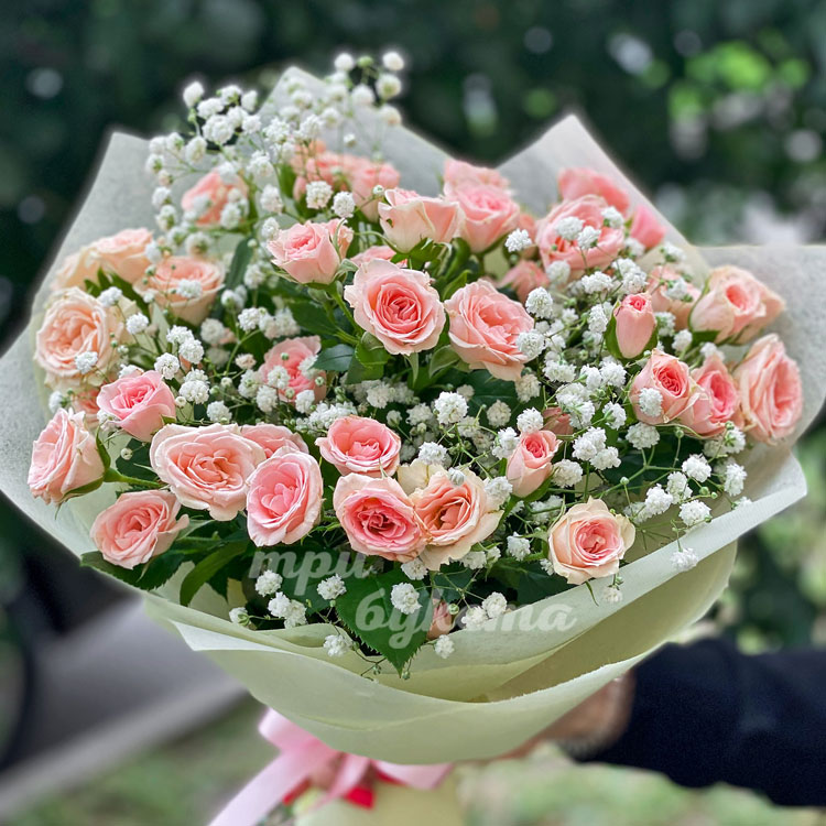 Букет кустовых роз с гипсофилой (крупный план)