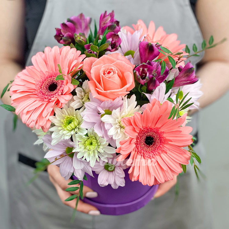 Коробка с хризантемами и персиковыми герберами