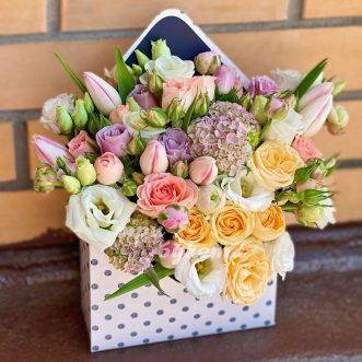 Коробочка с тюльпанами и розами