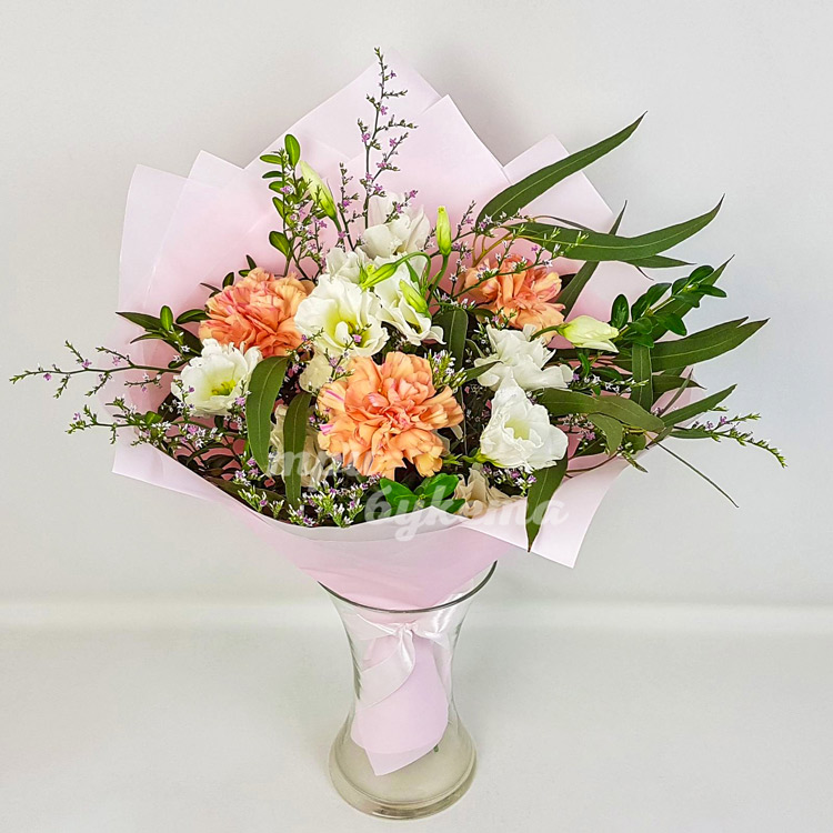 Персиковые гвоздики с эустомами