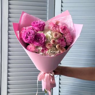 Розовый букет гвоздик и роз с гортензией