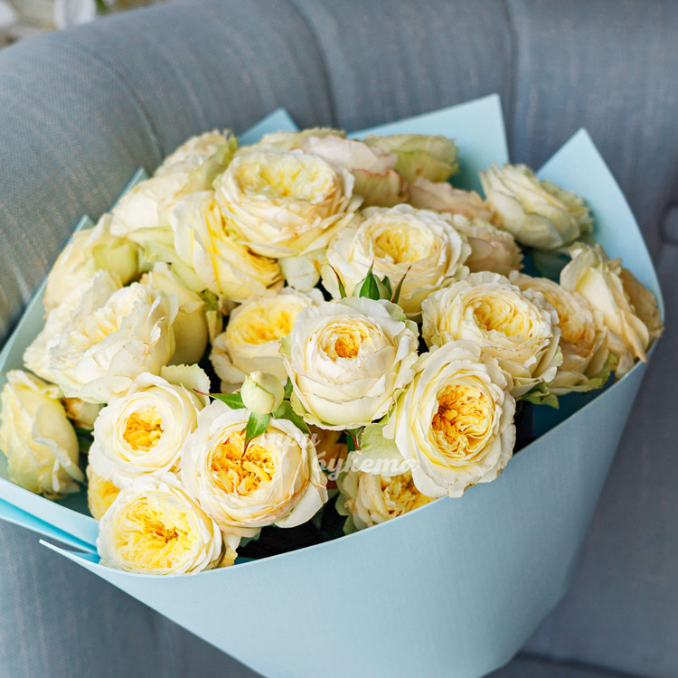 Букет из кустовых роз сорта Роял Парк (крупный план)