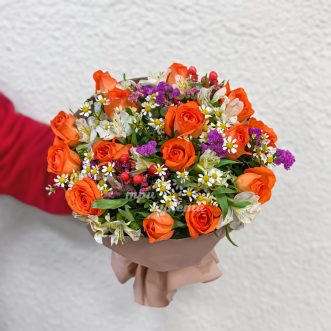 Букет оранжевых роз, альстромерий и зелени
