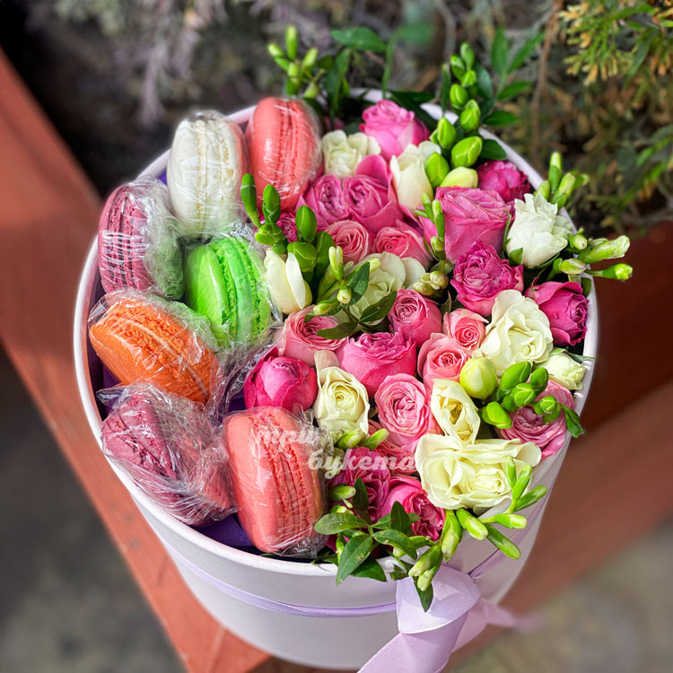 Коробка макарун с розами и фрезиями (вид сверху)