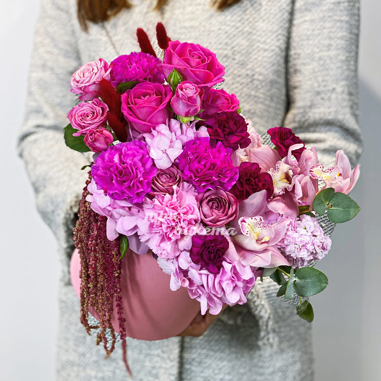 Коробка розовых гвоздик и роз с амарантом (в руках флориста)